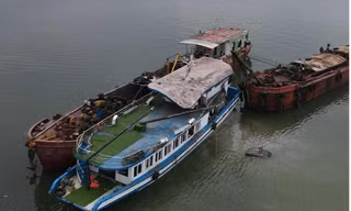Tàu Vịnh Xanh được trục vớt về cảng tại Hạ Long (Quảng Ninh). Ảnh: TP.