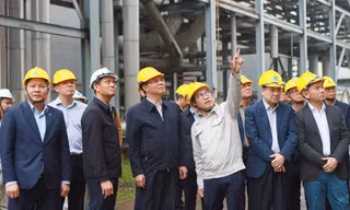 Chủ tịch HĐTV Petrovietnam Lê Mạnh Hùng (hàng đầu, thứ ba từ trái qua) kiểm tra công tác bảo dưỡng Nhà máy Ethanol Dung Quất.