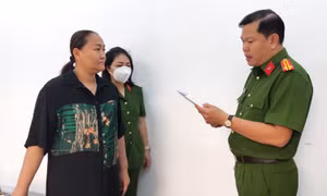 Cơ quan điều tra tống đạt các quyết định đối với Lê Thị Như Ngọc. Ảnh: CA