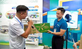 Khách tham quan tìm hiểu về sản phẩm hiệu suất năng lượng cao nhất tại Gian hàng xanh