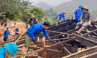 Tuổi trẻ Sơn La dọn bùn, vác gỗ, sửa nhà giúp người dân sau mưa lũ