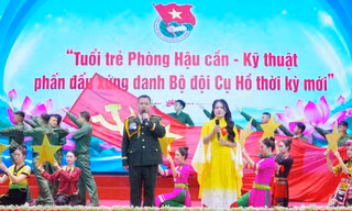 Thủ lĩnh Đoàn áo lính tranh tài 