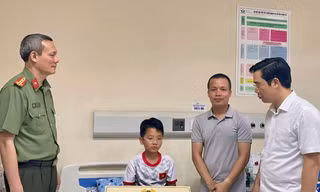 Công an Quảng Ninh nhận đỡ đầu cháu bé sống sót vụ lật tàu trên vịnh Hạ Long