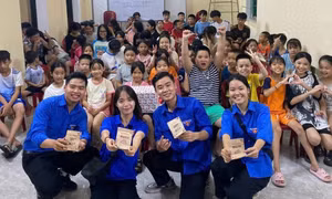 Nguyễn Thị Minh Anh (hàng đầu, bên phải), sinh viên khoa Máy tàu biển Trường Đại học Hàng hải Việt Nam, tham gia tình nguyện Mùa hè xanh 2024