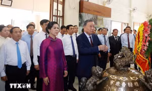 Tổng Bí thư, Chủ tịch nước dâng hương tưởng niệm Chủ tịch Hồ Chí Minh tại Thái Lan