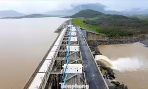 Trận lũ lịch sử tháng 11 vừa qua khiến nhiều nhà dân ngập trong nước Ảnh: Huỳnh Thủy 
