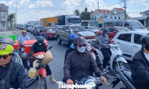 Người dân ùn ùn quay trở lại TPHCM chiều mùng 4 Tết, quốc lộ, cao tốc chật kín phương tiện