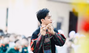 Đức Toản biểu diễn trong lễ khai giảng tại trường sau 4 năm quay trở lại.