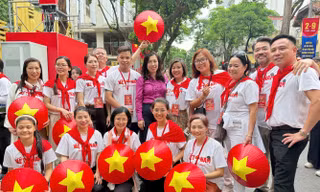 Kiều bào về nước, chung bước diễu hành, hòa nhịp non sông