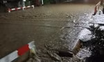 Tàu Bắc - Nam tạm dừng qua Khánh Hòa vì mưa lớn, đường sắt ngập sâu