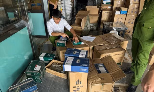 Lĩnh 2 năm tù vì buôn bán khóa Huy Hoàng, Việt Tiệp giả