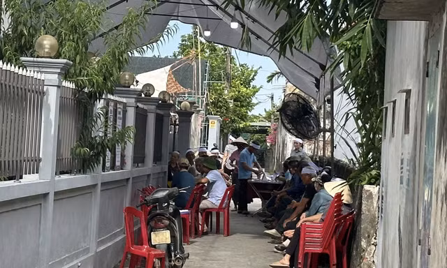 Điều tra vụ em vợ đâm anh rể tử vong trong lúc xem bóng đá 