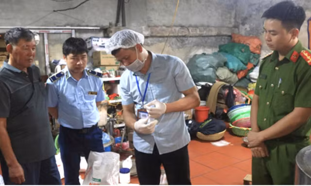 Phát hiện hơn 250kg giò, chả chứa chất cấm tại cơ sở Bảng An