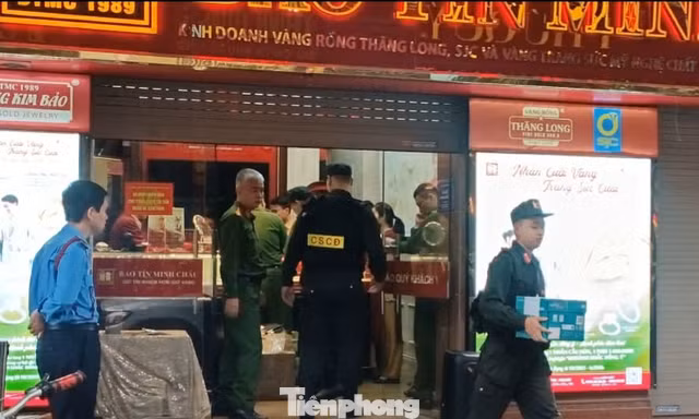 Cảnh sát thu giữ nhiều tài liệu tại cửa hàng vàng Bảo Tín Minh Châu