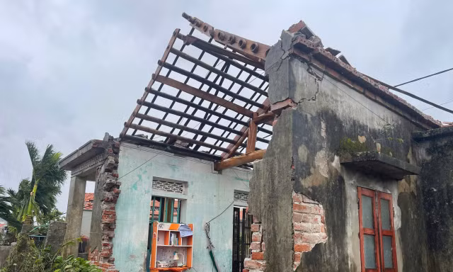 Tường nhà bị đổ sập.