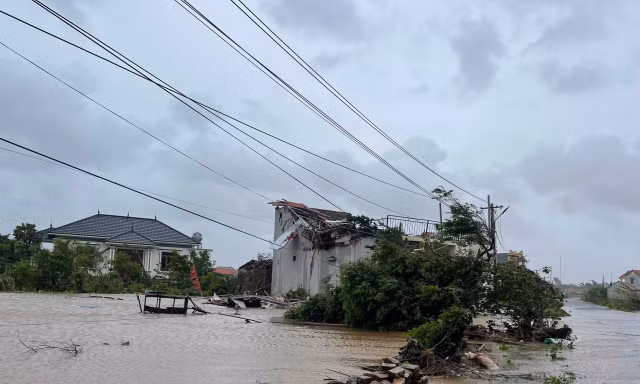 Cảnh tan hoang do giông bão tại Ninh Bình, 27 người thương vong