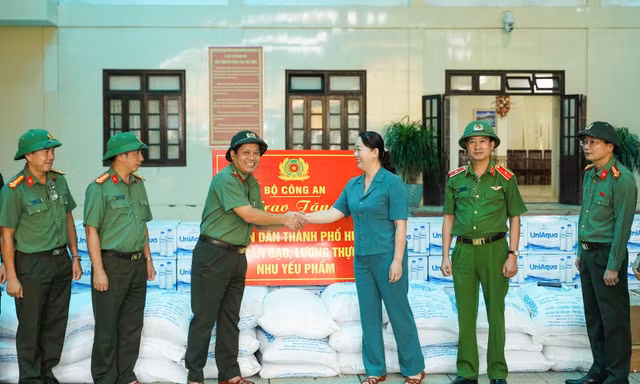 Nghĩa tình của lực lượng CAND hướng về Huế sau lũ
