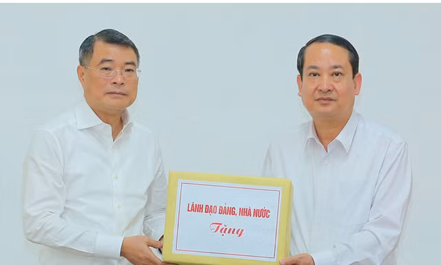  Trưởng Ban Tổ chức Trung ương Lê Minh Hưng hỏi thăm, trao quà hỗ trợ nhân dân tỉnh Ninh Bình 