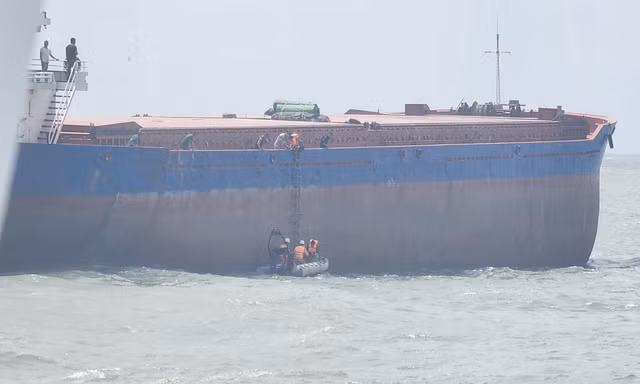 Giải cứu thành công 4 thuyền viên trôi dạt trên biển