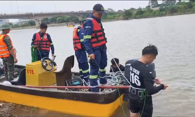 Thiếu tá quân đội mất tích khi lao xuống sông cứu người