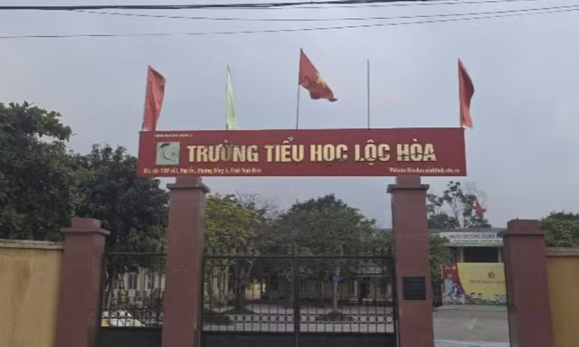 Công an xác minh thông tin trường học ‘cắt tiền thưởng để in giấy khen’