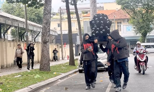 Nhóm thanh niên khiêng quan tài trước chợ Bến Thành gây xôn xao dư luận. Ảnh: CA.