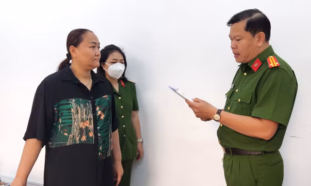 Cơ quan điều tra tống đạt các quyết định đối với Lê Thị Như Ngọc. Ảnh: CA