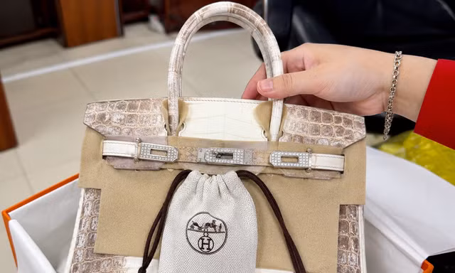 Túi xách nhãn hiệu Hermès size 30 màu trắng của bà Trương Mỹ Lan.
