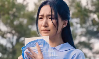 Trang phục của Hòa Minzy trong MV Nỗi Đau Giữa Hòa Bình: Nhìn đơn giản, làm cầu kỳ