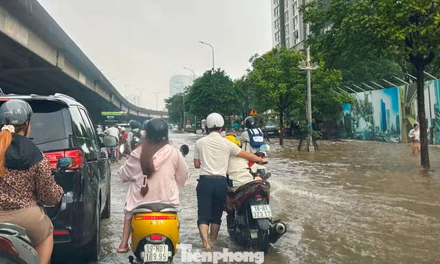 Trời hửng nắng, Hà Nội vẫn còn 12 điểm ngập sâu, ùn tắc