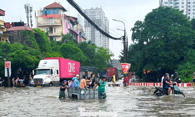 'Hốt bạc' giữa biển nước: Dịch vụ kéo xe 'chạy sô' 200.000 đồng mỗi lượt ở Hà Nội