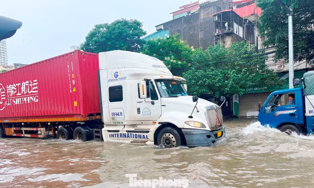 Hà Nội còn trên 100 điểm ngập, có 23 điểm không thể lưu thông