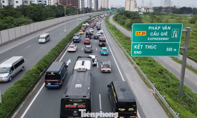 Hiện trạng quá tải trên cao tốc Pháp Vân - Cầu Giẽ sắp mở rộng lên 12 làn xe