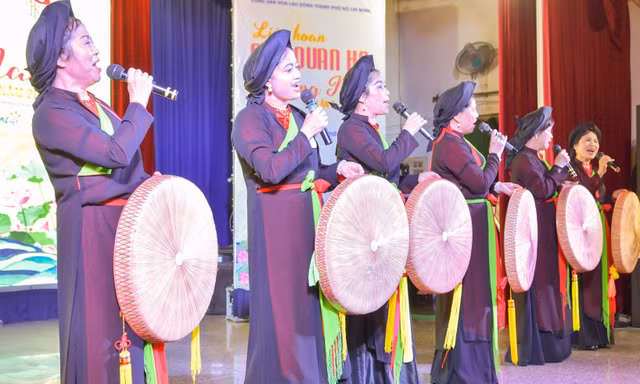 Liền anh liền chị rực rỡ xiêm áo ở TPHCM