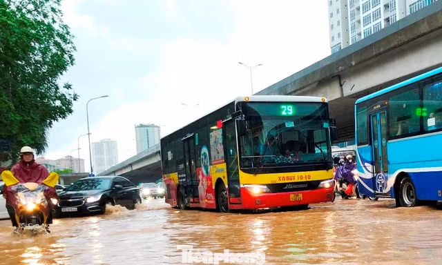 Hà Nội mở cửa xả và vận hành các trạm bơm để hạ mức nước ao hồ