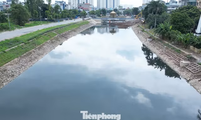 Nước sông Tô Lịch dâng cao gần 5 m