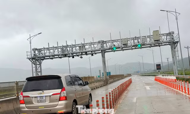 Tận thấy các trạm thu phí tự động hiện đại vừa vận hành trên cao tốc Bắc - Nam