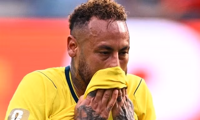 Ảnh Neymar gục ngã gây bão toàn cầu