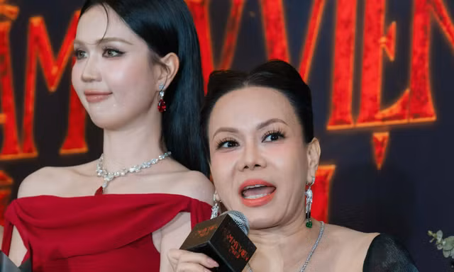 Ngọc Trinh trở thành tâm điểm