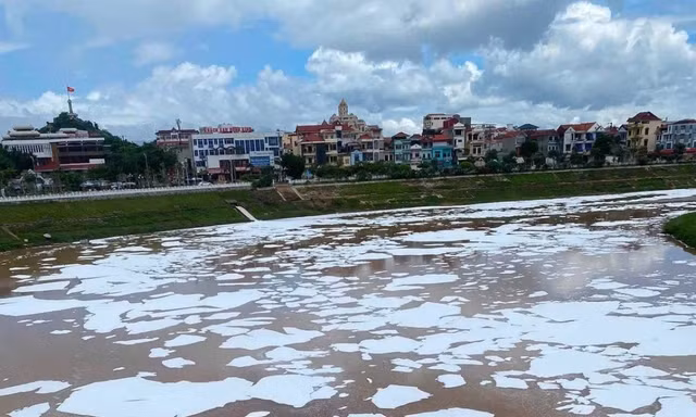 Lãnh đạo tỉnh Lạng Sơn yêu cầu phường sở tại báo cáo việc xử lý ô nhiễm trên sông Kỳ Cùng
