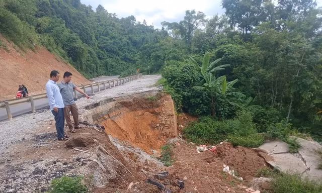 Lạng Sơn: Sạt lở đất khiến nhiều nhà dân phải di tản 