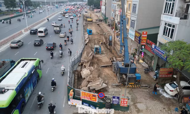 Dựng hàng rào thi công hầm chui Cổ Linh, giao thông có dấu hiệu ùn tắc
