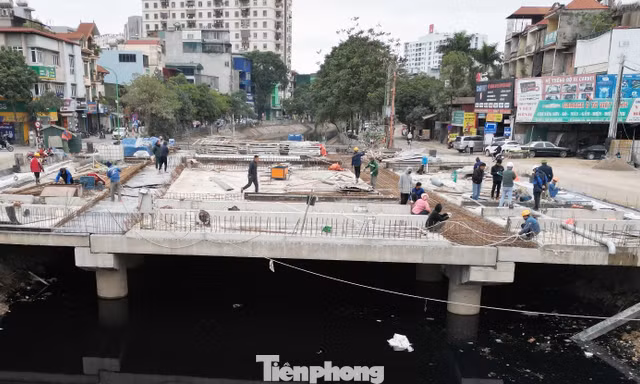Sau thập kỷ dang dở, cầu vượt sông Lừ trên Vành đai 2,5 chính thức hợp long