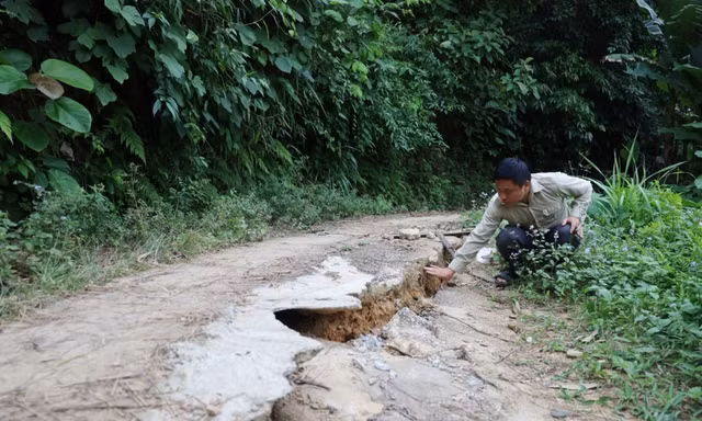Di dời người dân ra khỏi khu vực xuất hiện sạt lở ở Lạng Sơn