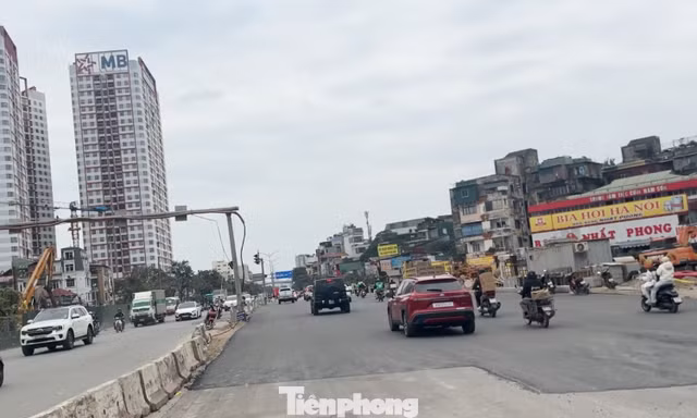 Tháo dỡ hàng rào thi công nút giao Giải Phóng - Kim Đồng, đi lại thông thoáng