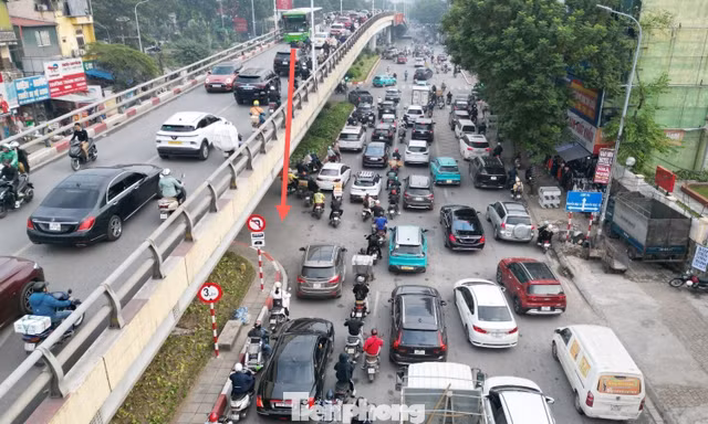 Hà Nội: Một đoạn đường chưa đầy 500 mét 'gánh' hai điểm nóng ùn tắc