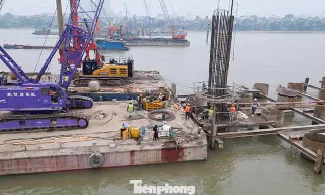 Hà Nội đảm bảo tiến độ cầu qua sông Hồng trong bối cảnh giá xăng dầu biến động