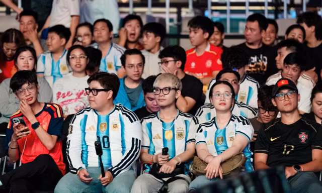 Hàng nghìn người ở TPHCM trắng đêm xem Tây Ban Nha đánh bại Argentina