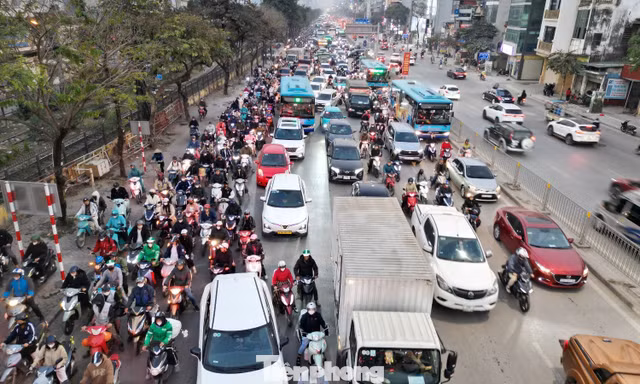 Ùn tắc kéo dài trong ngày đầu tổ chức lại giao thông nút Giải Phóng - Nguyễn Hữu Thọ