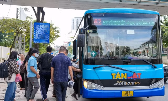 Huy động hơn 69.000 lượt tàu điện, xe buýt phục vụ dịp Tết Dương lịch